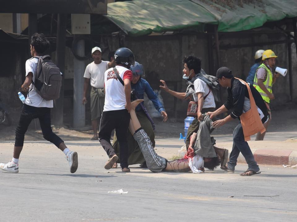 hannayuri_twt's tweet photo. TW//Blood,Gunshots
Headshot 🚨🚨🚨

Red Code Myingyan

@YourAnonCentral 

 #WhatsHappeningInMyanmar
#Mar3Coup https://t.co/mrB6w2MNcM
