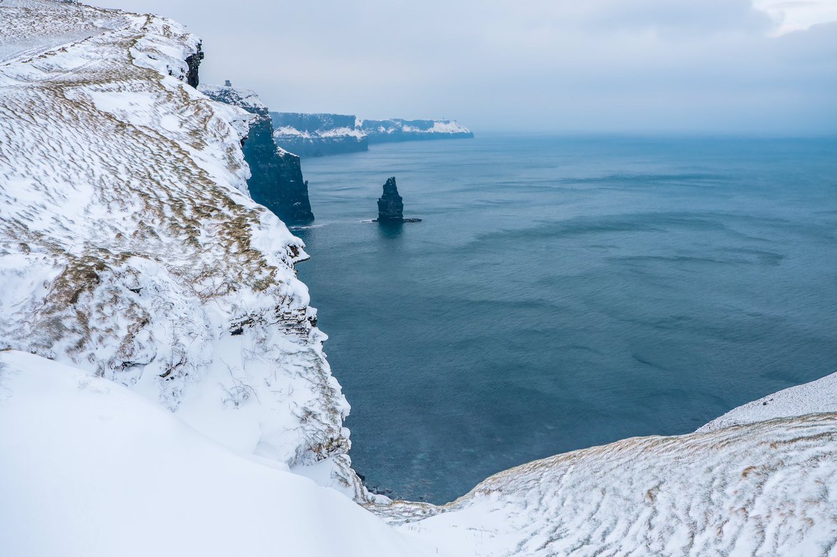Here’s a pic from this day 3 years ago. It was a novelty to see this much snow at the cliffs.
  #cliffsofmoher #cliffs #snowcliffs
