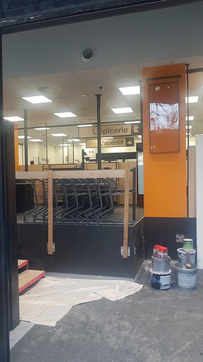 Nouveau <a href="/picardsurgeles/">Picard Surgelés</a> en construction grand format. Chariots à l'entrée, signalétique en hauteur, nom du quartier en façade... ca sent l'évolution du concept. <a href="/CathyCollart/">Cathy Collart Geiger</a> <a href="/Republik_RETAIL/">Républik Retail</a>