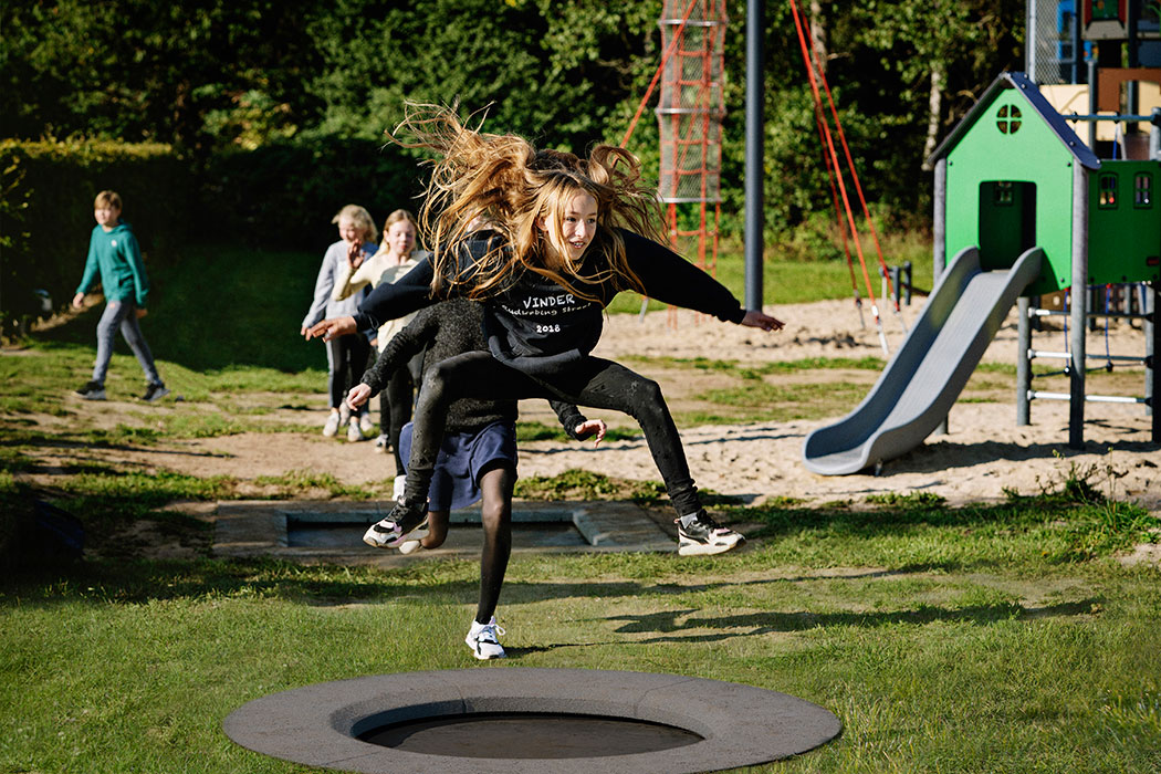 Kompan_nl's tweet photo. Spring een gat in de lucht met deze trampolines die gemaakt zijn voor in de openbare ruimte!
Dit betekent spring plezier voor jong en oud en door het innovatieve ontwerp ook voor rolstoelgebruikers! Hoe dat zit lees je hier: https://t.co/ilIjB3Z6ym https://t.co/INnmvgKKt3