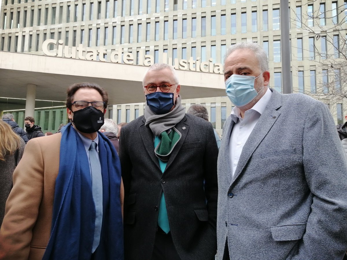 UniversitatsANC's tweet image. Davant la Ciutat de la Justícia, donem suport als @sindics1octubre, universitats i recerca, amb els rectors @joanguardia @javierlafuente @jaumecas clamem #Sindics1OAbsolucio