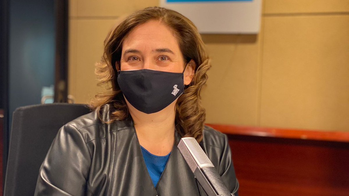 📌 L'alcaldessa de @bcn_ajuntament, @AdaColau, ja és als estudis de @SERCatalunya. 🎙️ En uns minuts comença l'entrevista. 👉 El directe: bit.ly/3073Ywf