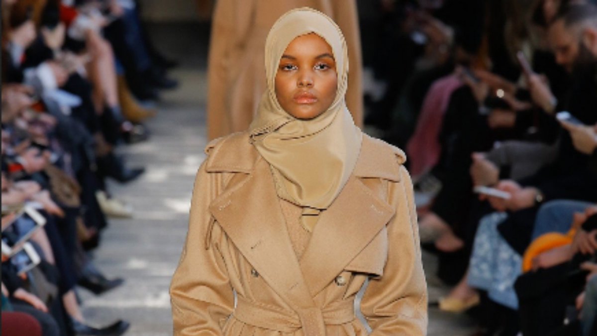Breaking Ceilings 💪👑
Halima Aden broke the glass ceiling. She is the first hijab-wearing fashion model to walk international runway shows giving hope to a lot of #muslim women and girls.
#HalimaAden #womenempowerment #women #girls #Somalia #kakuma #hijabfashion https://t.co/s6fPzcZ0Wi