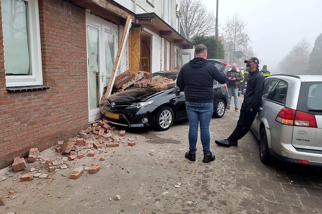 Automobilist ramt gevel na aanrijding in Wormerveer ..