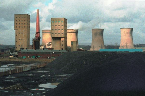 McrHistory's tweet photo. On 3rd March #otd in 1985, the miners’ strike ended after almost a year. Photo; Agecroft colliery (and power station) in Pendlebury, Salford. The colliery closed in March 1991, the power station a year later. By 1994 the whole site had been demolished. https://t.co/ggs7toZEeQ