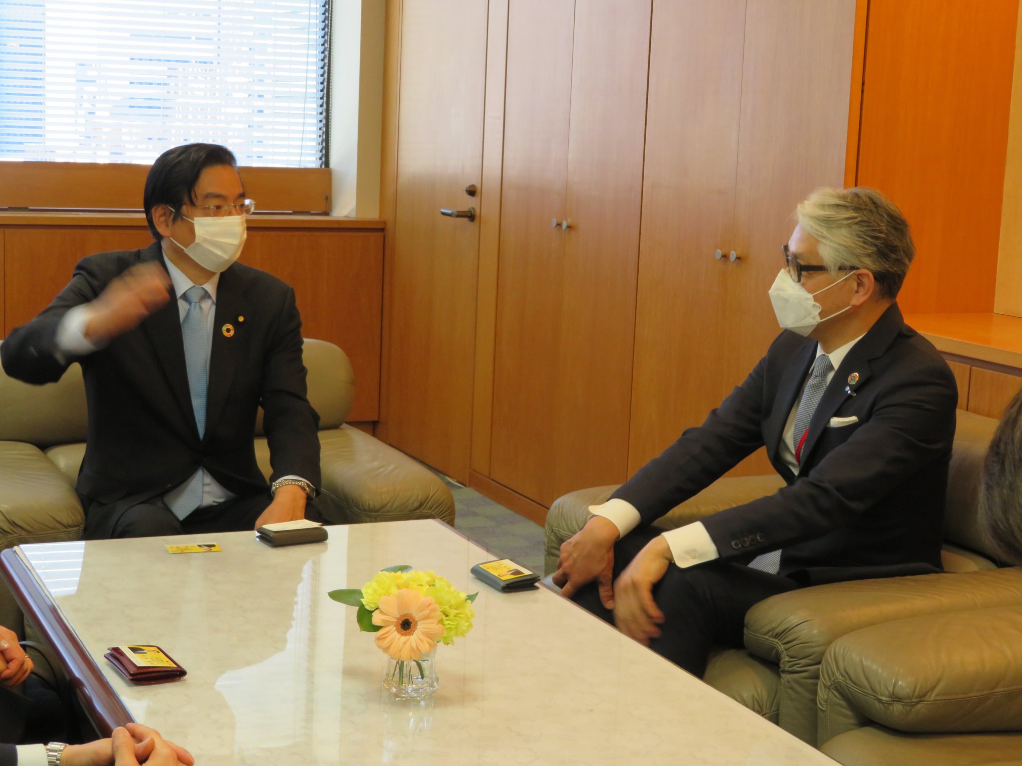 山本博司 Twitterren ファイザー 株 原田明久社長らが副大臣室を来訪 アメリカの大手製薬メーカーで 新型コロナウイルスのワクチン開発等で世界をリード 日本でも承認がおり 現在医療従事者への先行接種が始まっています 供給体制などで意見交換 新型コロナ 山本博司 Twitterren ファイザー 株 原田明久社長らが副大臣室を来訪 アメリカの大手製薬メーカーで 新型コロナウイルスのワクチン開発等で世界をリード 日本でも承認がおり 現在医療従事者への先行接種が始まっています 供給体制などで意見交換 新型コロナ