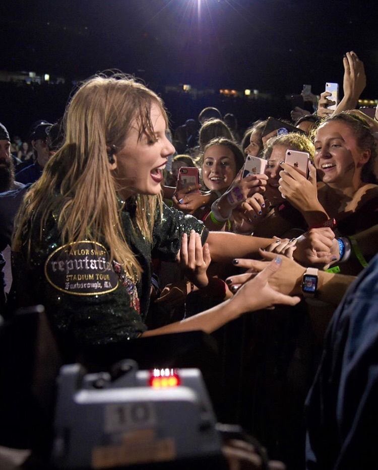 catchfireswift's tweet image. she saved my life and i will be forever grateful🤍 #taylorswiftisloved