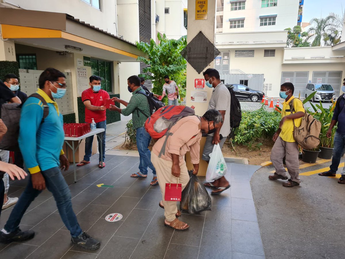 simplyeunos's tweet photo. Eunos Grassroots Organisations distributed oranges on Chap Goh Meh (15th day of #CNY ) to migrant workers at Leo Dormitory to share the festive celebration https://t.co/0s2NNRcq2B
