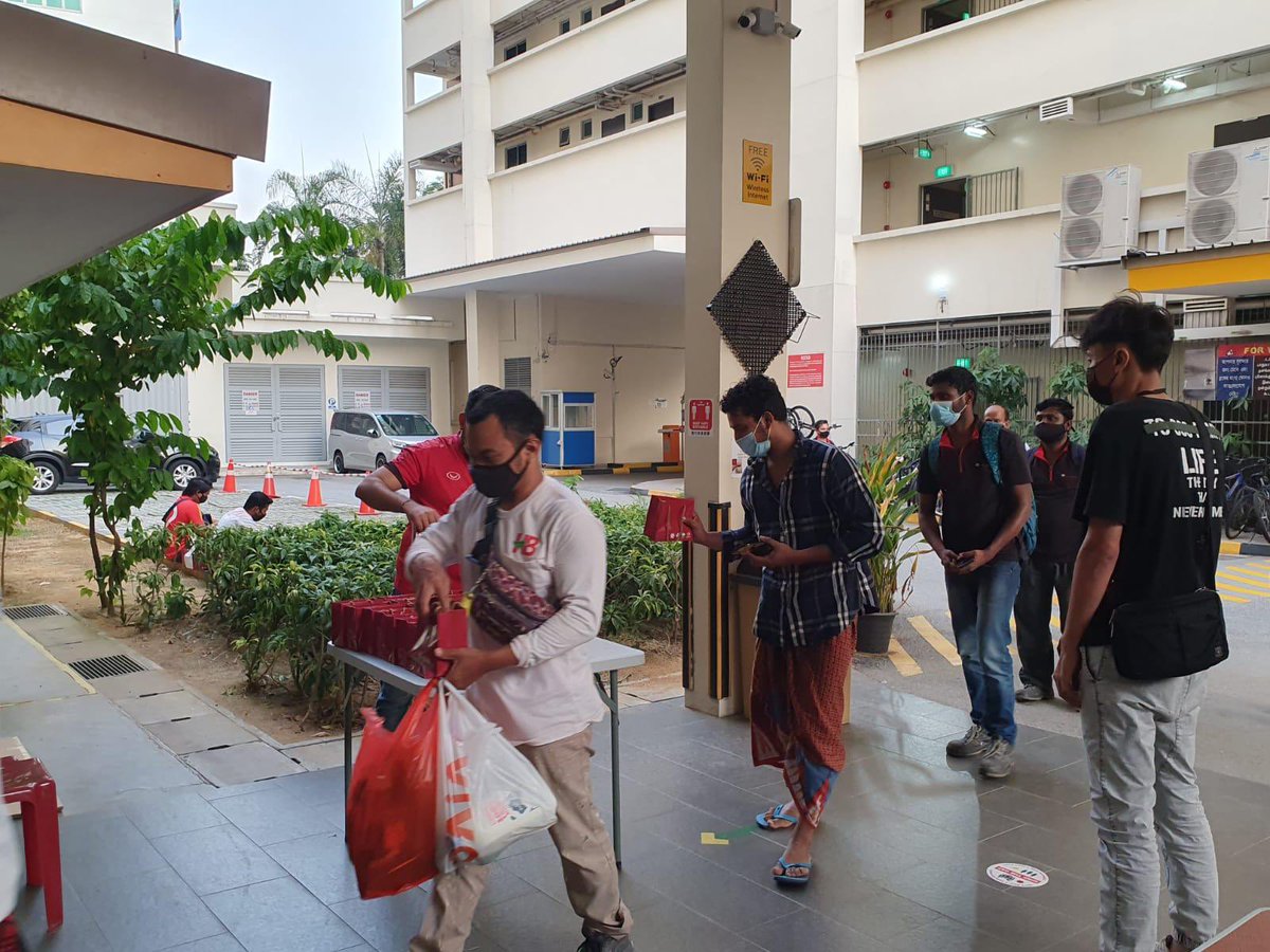 simplyeunos's tweet photo. Eunos Grassroots Organisations distributed oranges on Chap Goh Meh (15th day of #CNY ) to migrant workers at Leo Dormitory to share the festive celebration https://t.co/0s2NNRcq2B