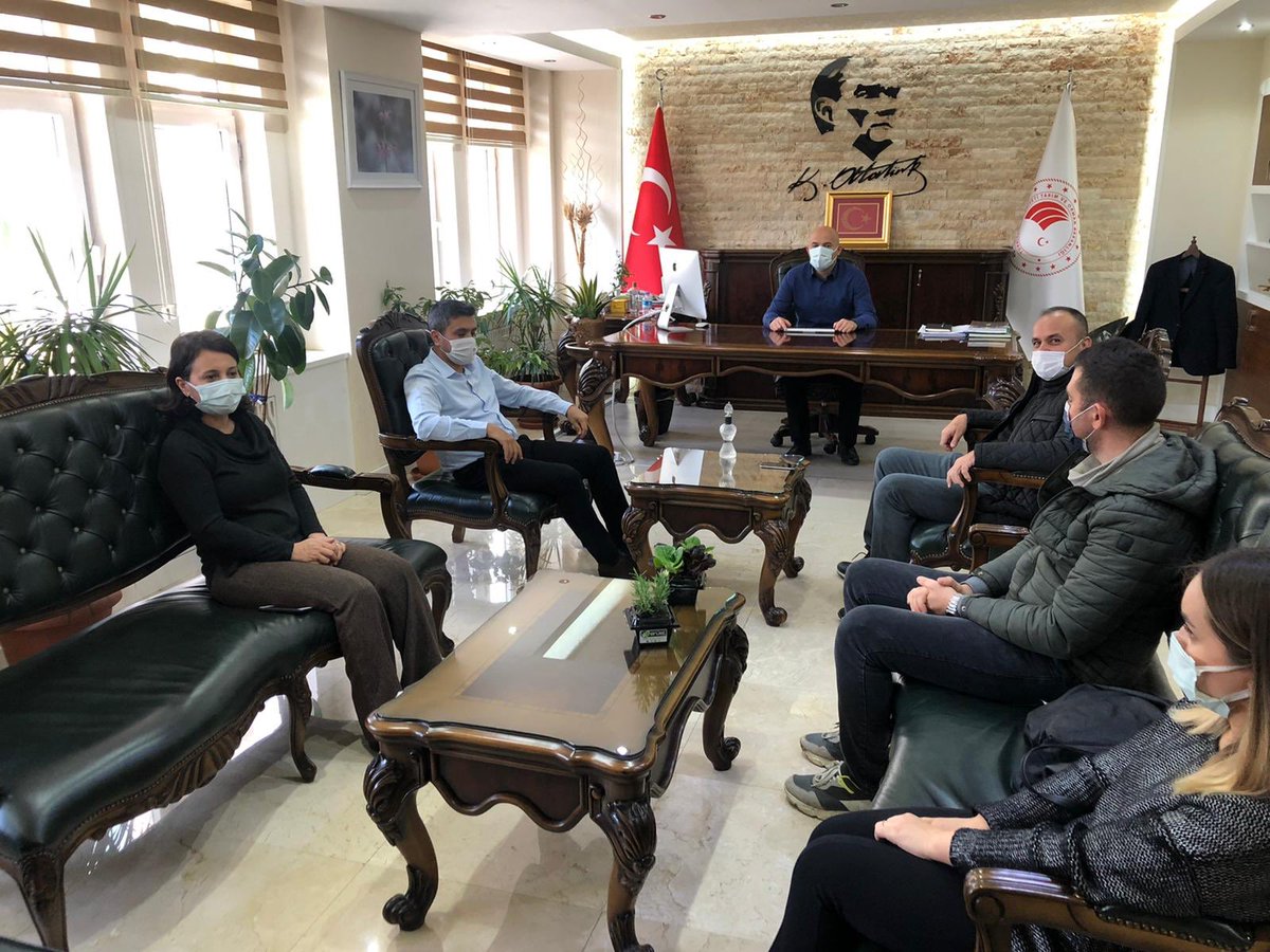antalyailtarim's tweet photo. Erüst Tarımı İl Müdürlüğümüzde misafir ettik

#Antalya’da yenilikçi üretim teknikleri ve minyatür bitki üretimiyle adından söz ettiren @erust_tarim Mustafa Erüst’ü İl Müdürlüğümüzde misafir ettik 
İl Müdürü @gokhankaraca_ ile çalışmalar hakkında görüş alışverişinde bulunuldu. https://t.co/2DjbDiTP1f