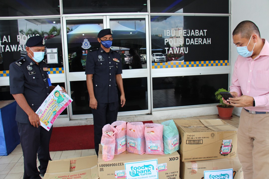 ipd_tawau's tweet photo. PDRM Tawau menerima sumbangan barang makanan (Food Bank) daripada Yayasan Pembangunan Ekonomi Islam Malaysia (YaPIEM) Sabah dalam menghargai petugas barisan hadapan dalam melaksanakan Perintah Kawalan Pergerakan Pemulihan (PKPP) di daerah ini. https://t.co/3SKkh7k4aQ