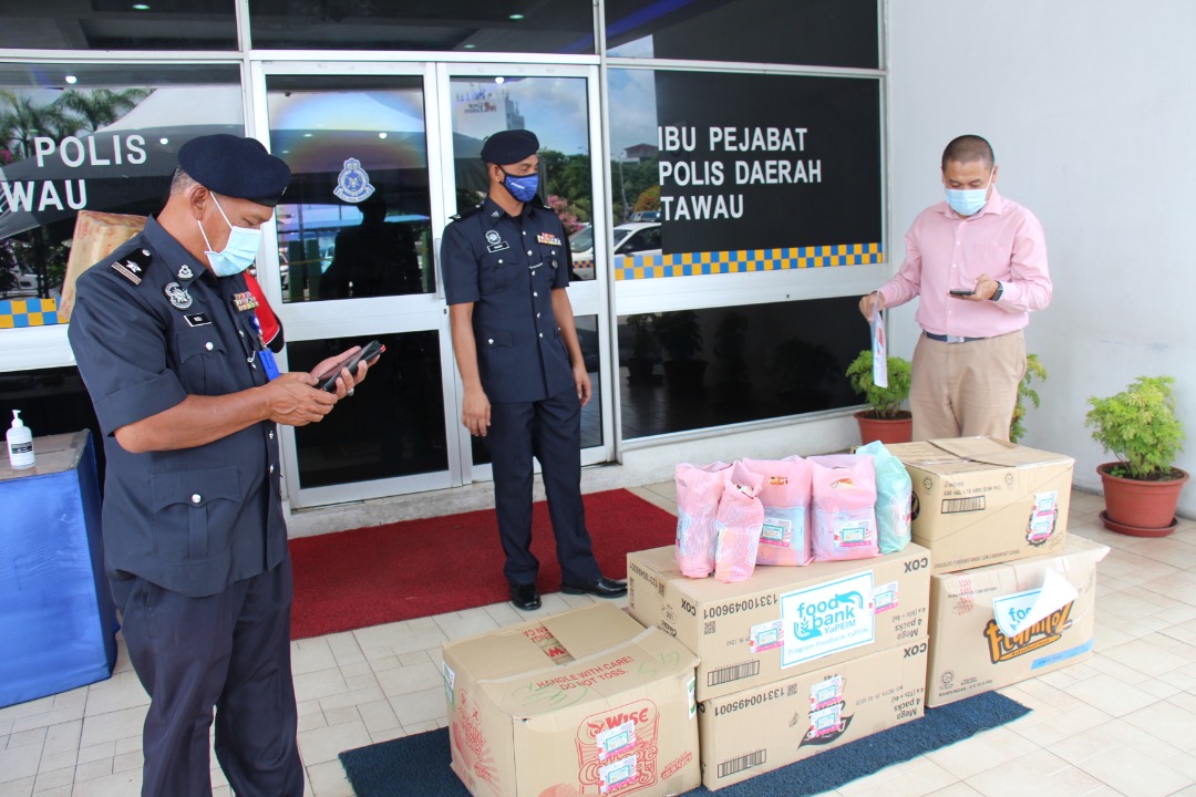 ipd_tawau's tweet photo. PDRM Tawau menerima sumbangan barang makanan (Food Bank) daripada Yayasan Pembangunan Ekonomi Islam Malaysia (YaPIEM) Sabah dalam menghargai petugas barisan hadapan dalam melaksanakan Perintah Kawalan Pergerakan Pemulihan (PKPP) di daerah ini. https://t.co/3SKkh7k4aQ