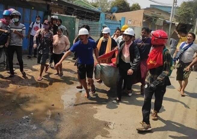 myatthitsarr's tweet photo. Happening now in Monywa; 5 among 7 who were shot, died on the spot in Monywa. Military terrorists undertake bloody crack-down n Monywa is slaughter now though innocent civilians protest peacefully.

TW// blood
JUSTICE FOR MYANMAR 

#Mar3Coup
#WhatsHappeningInMyanmar https://t.co/Fzs0mJu6jm