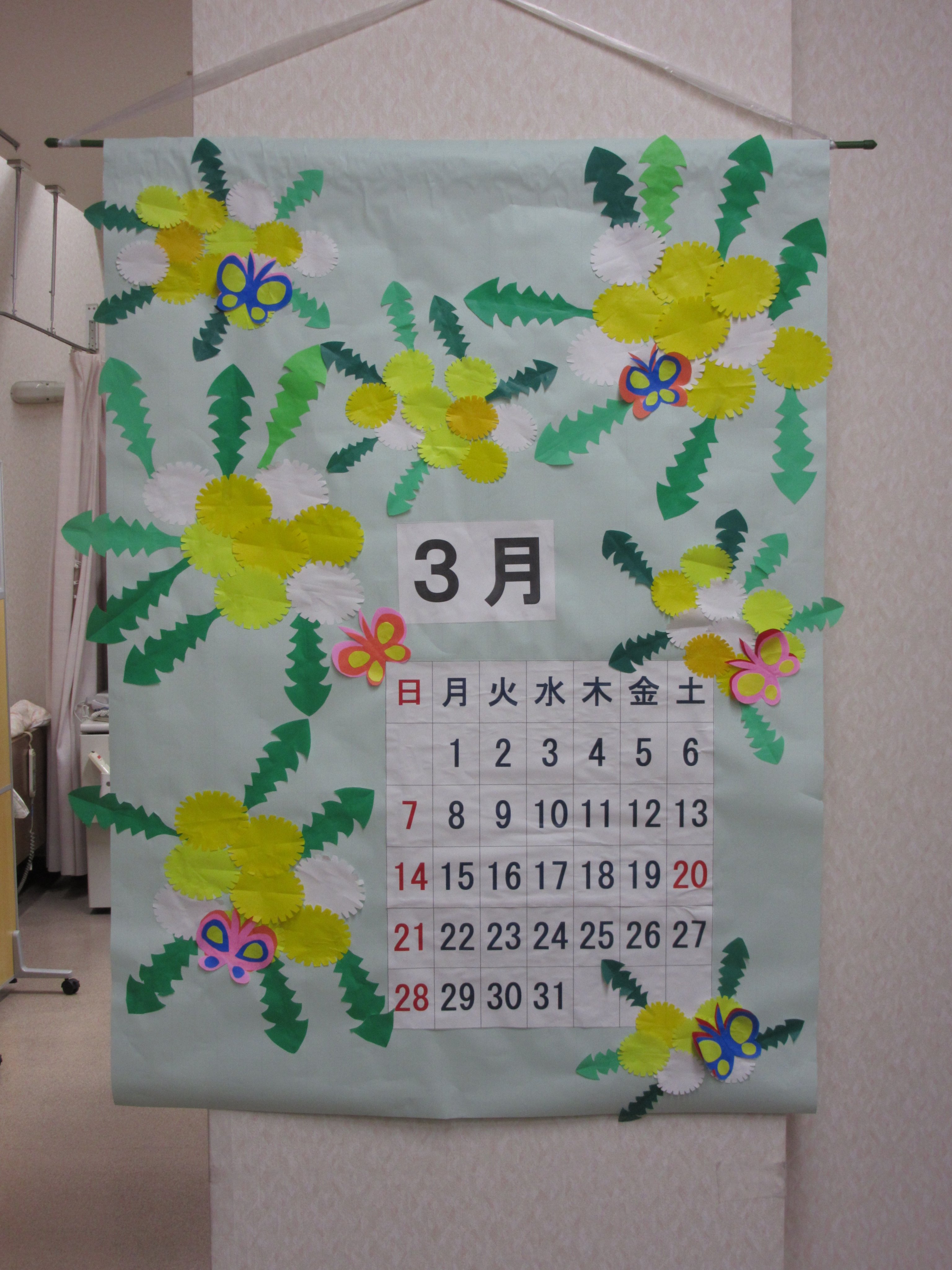恒春ノ郷 デイルームの３月手作りカレンダーは しだれ桜 蒲公英 です 春らしい色彩で デイルームも明るくなりました 恒春ノ郷デイサービス 恒春ノ郷は桜いっぱいの施設です 恒春ノ郷のイメージカラーはピンク T Co Dntfhbheth Twitter