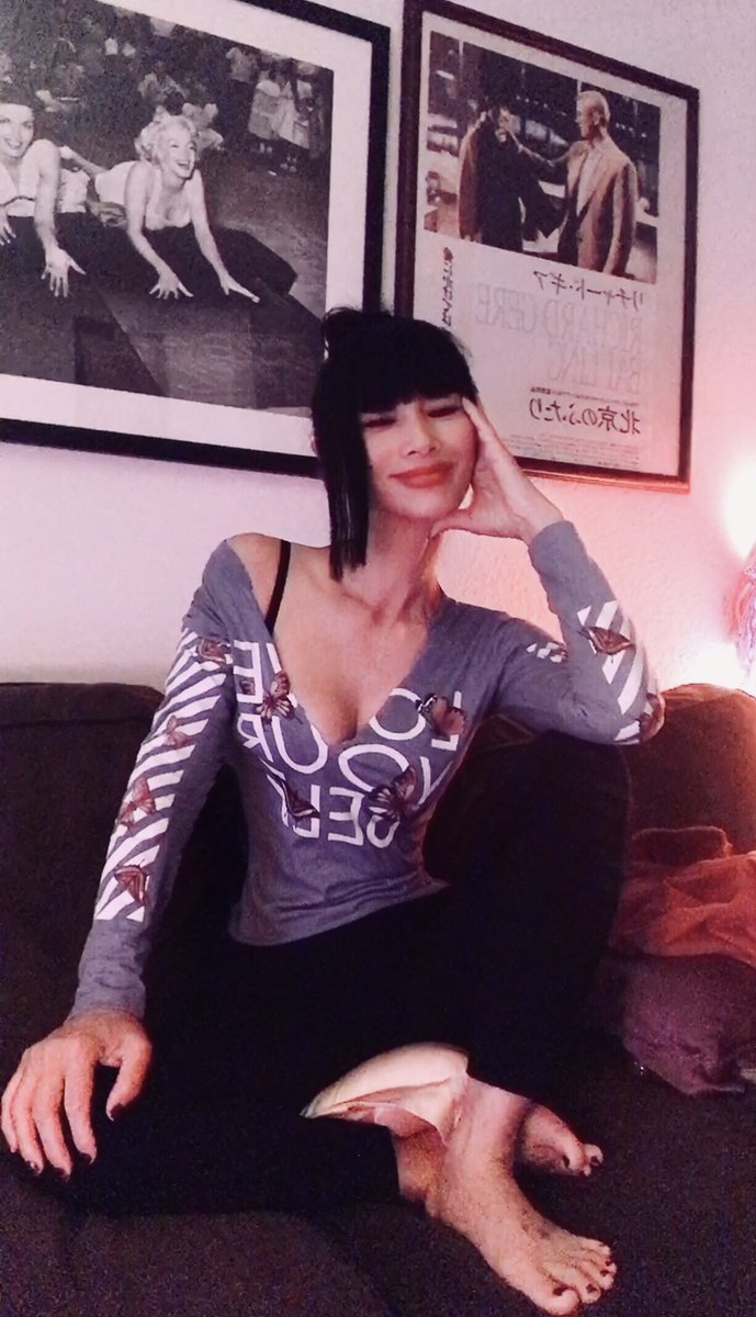 RealBaiLing's tweet photo. This is me tonight, very happy in a very good mood because just finished talking with my fans on #realtalklive https://t.co/L8WE0vlWQu Realtalklive :私人网上和你聊天:
https://t.co/SmiaixMI9e
Cameo: 为你录制视屏:
https://t.co/35rtqKe7mP
#bailing #bailingmovie #白灵 #白灵电影 https://t.co/PwReZDgzOK