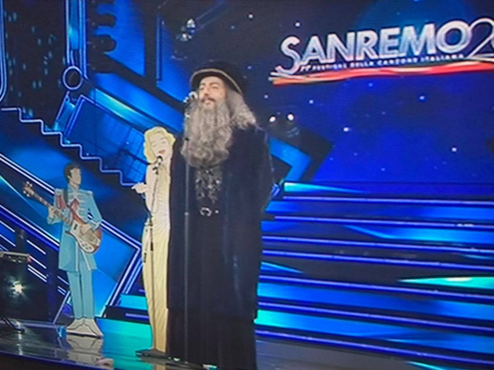 VinciCitta's tweet photo. Ieri sera al Festival di Sanremo, @MaxGazze ha dato un tocco di...Genio alla sua performance. Guardate chi è salito sul palco dell’Ariston! 😅😜 
#Sanremo2021 https://t.co/veRyzzKvbZ
