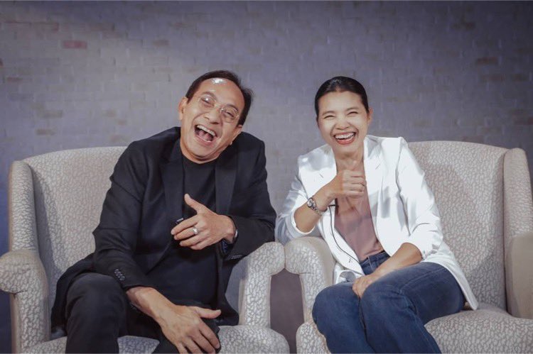 somrak37223766's tweet photo. พอเห็นภาพนี้ของ "พี่แอ้ว-พี่หนุ่ม" ผกก.และผู้จัด #บาปอยุติธรรม #Eternal ก็คิดไปถึงประโยคขายของทาง #PRMaker นะคะที่เน้นว่า "เข้มข้นทุกฉาก ลำบากทุกซีน"  จะต้องเบอร์ไหนกันนะ ถึงได้หัวเราะแรงเบอร์นี้ กราบฝากรอติดตามละคร ตอนแรก 22 มีนาคม  #ย่อไหว้ #MakerK #MakerFamily #ช่อง3กด33 https://t.co/Uy8tOFMRSs