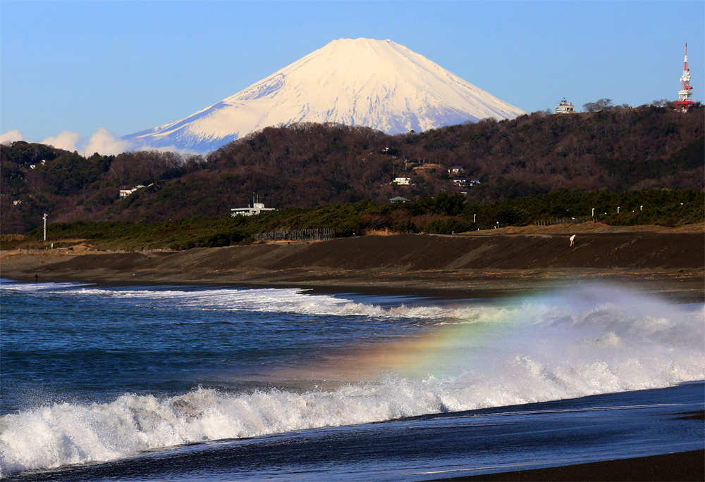 Mt. Fuji and Rainbow Waves 富士山と虹色の波 撮影日：2021//03/03
