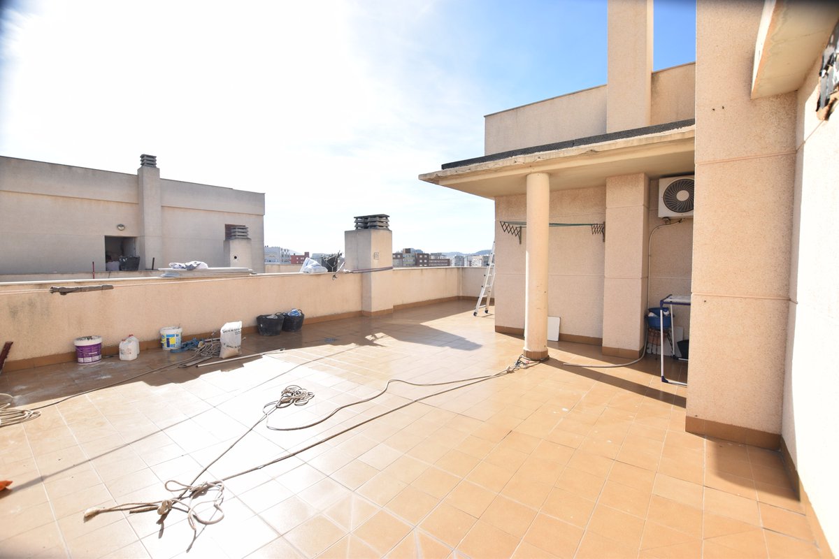 Se alquila estupendo ático en zona Ensanche, 4 dormitorios, 2 terrazas muy grandes, 2 WC, salón, cocina, plaza de garaje. Magnificas vistas.