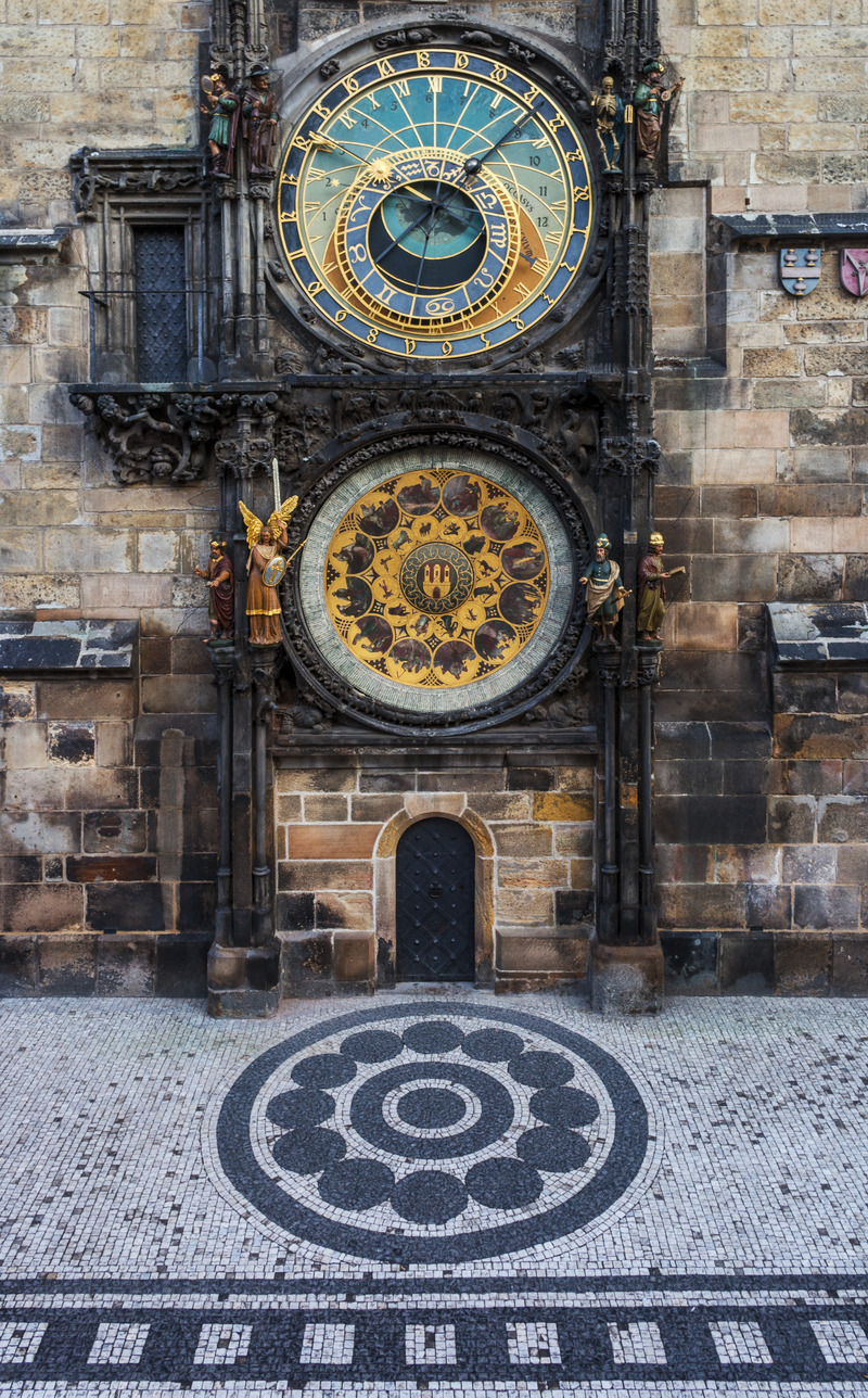 チェコ共和国 公式 ６メートル高さの黒い天文時計は ブルノの街を歩けばすぐに見つけることができます 天文時計とは言いつつ 教えてくれるのはある伝説にちなんだ 11時 のみ 毎日ちょうど11時に ガラスのボールが飛び出てきます 運が良ければ