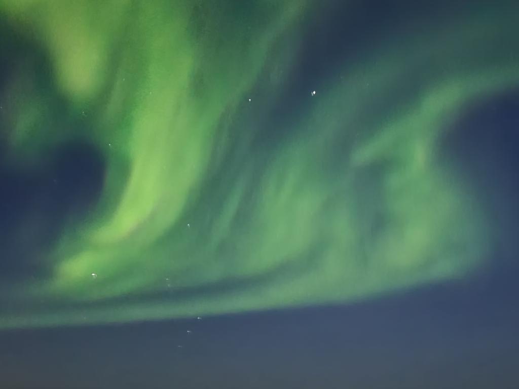 CSIRO's tweet photo. This amazing Aurora Australis was shot by Kristian Webster on #RVInvestigator. 

@AusAntarctic sent down a novel camera system to give an eye-to-eye view of krill swimming in the Southern Ocean.

🤝: @pewenvironment, @AntarcticSF, @Ant_Partnership 

More: https://t.co/vH4dMcbyuM https://t.co/1xcIHPvEId