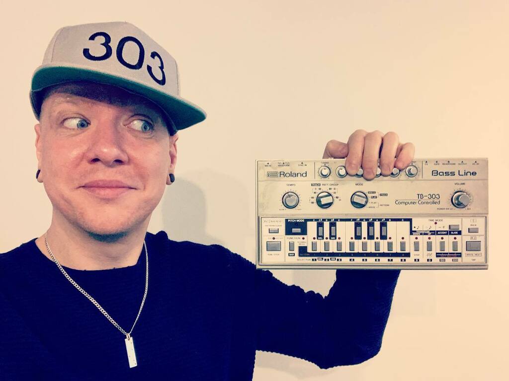 davidahlund's tweet photo. Happy #303Day to you and your loved ones! 🙂🎛 #Roland #TB303 #acid

Cap by @mallorcalee
TB-303 by @nickelia_live https://t.co/SEnNnOv60M https://t.co/GiVcJQ5BP2
