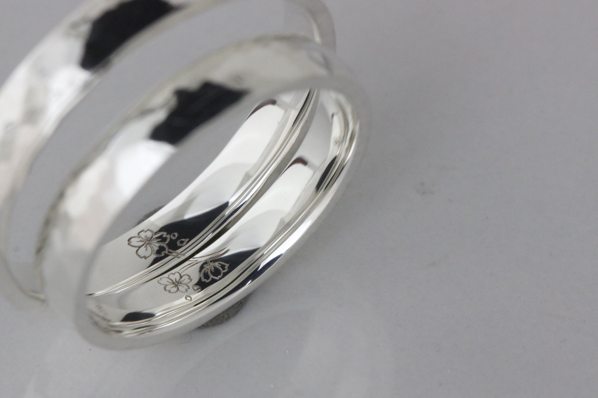 ついぶ東京工房 手作り指輪の専門店 イラスト入りのペアリング お客様がご制作されたペアリングをご紹介いたします 3 幅の槌目リングに イラスト印字をお入れいただきました お二人の指輪を重ねて出来る桜のイラストはこれからの