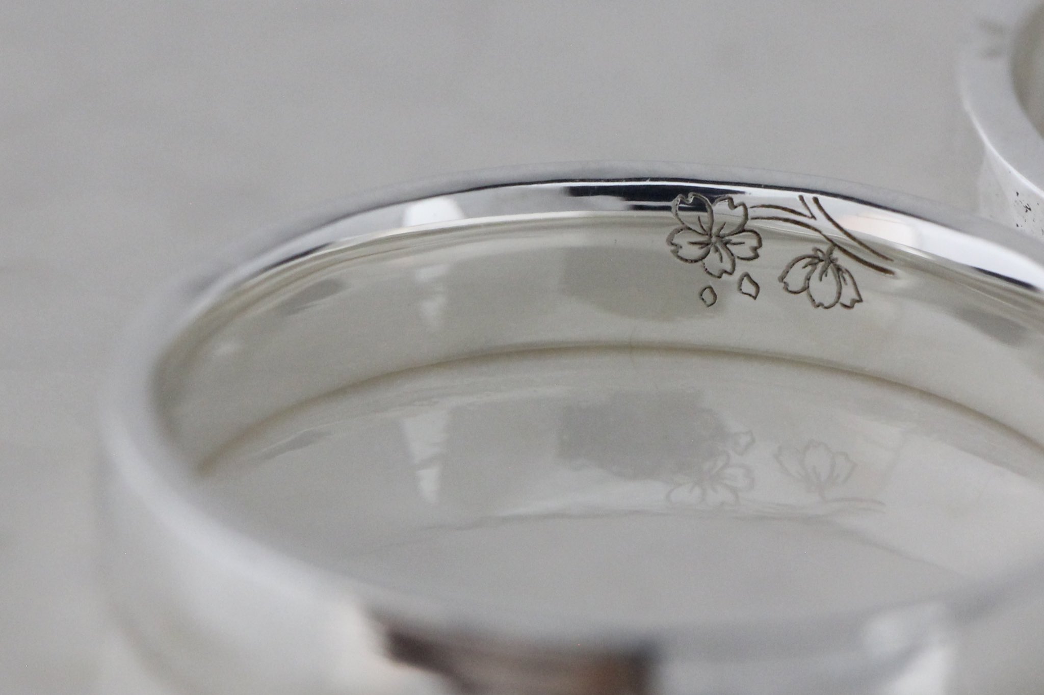 ট ইট র ついぶ東京工房 手作り指輪の専門店 イラスト入りのペアリング お客様がご制作されたペアリングをご紹介いたします 3 幅の槌目リングに イラスト印字をお入れいただきました お二人の指輪を重ねて出来る桜のイラストは