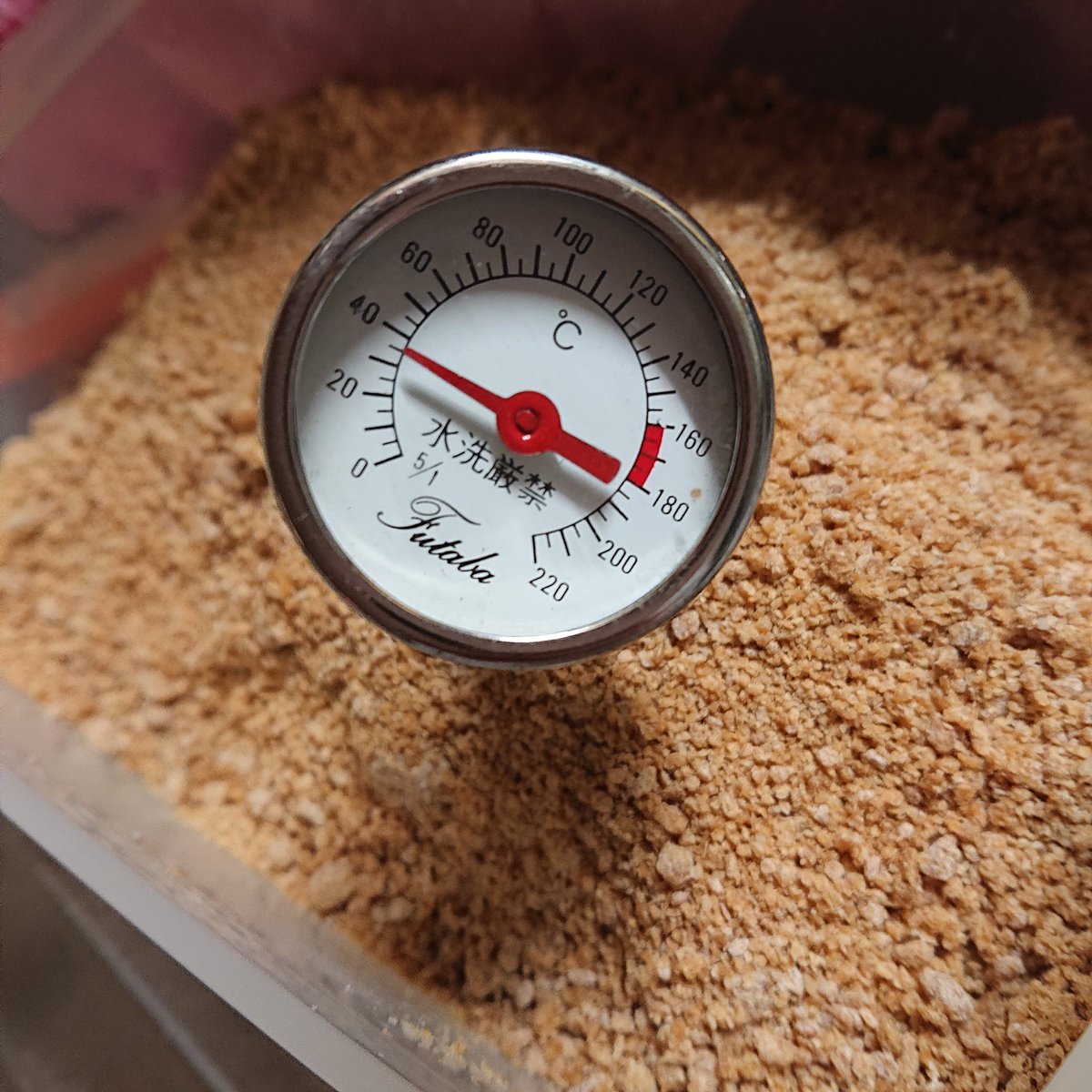 ちぃちぃ 家庭菜園 ぼかし肥料 今年はきゅうりとプチトマト育てようかと思い 自家製ぼかし肥料作ってみた 米ぬかと ヨーグルトのみで仕込んで 4日目 ついに発酵しはじめて 発熱 温度が上がり過ぎないように お漬物のぬか床同様に毎日混ぜ混ぜさせ