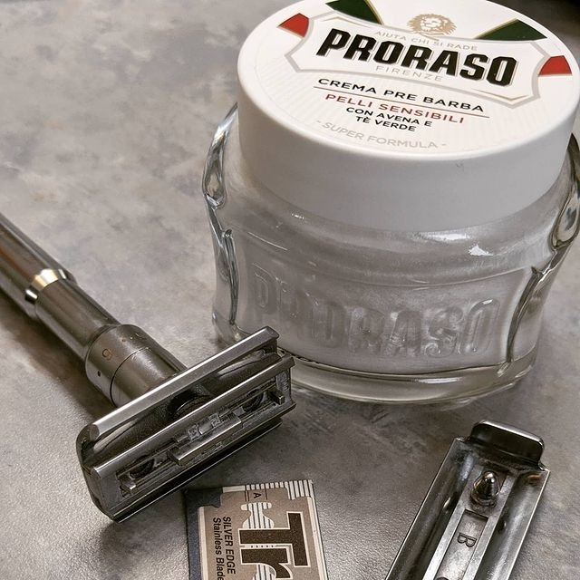 ProrasoUSA's tweet photo. Show your face some love with the ultra-soothing benefits of #GreenTea and #Oatmeal while enjoying the delicate, crisp fragrance of #lime and #apple. Soothe your face at https://t.co/EQiOozBG52 🍵 🍏 https://t.co/ftXqpwM8pa #Proraso #SensitiveSkin #PreShave https://t.co/5IPghB2q88