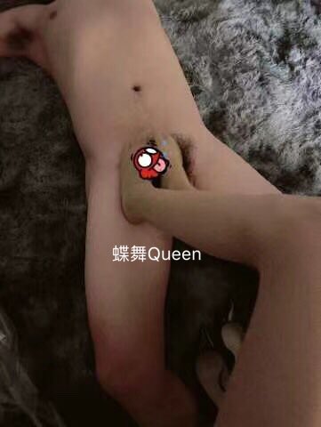 DiewuQueen's tweet photo. 一只说自己很持久结果没踩两下就不行了的狗子。#女S #足交 #踩踏 #调教 https://t.co/ecBqKT9Fh2