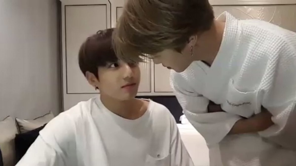 pjmjk96's tweet photo. Jikook vlive be like ...

#jikook #kookmin #JK #JIMIN https://t.co/FngHZqDVWD