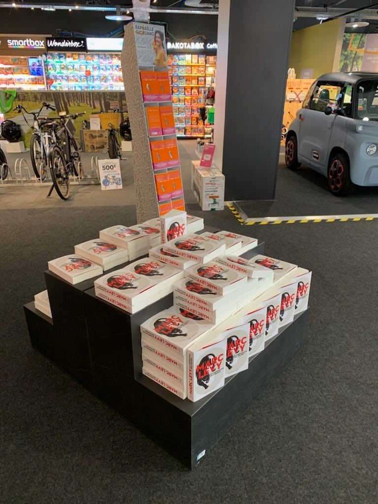 cbabulle's tweet photo. 🔴📚📚 Merci aux libraires pour ces belles mises en avant ! « Le Crépuscule des fauves » @Marc_Levy @robert_laffont @versilio en #librairie ! #les9 #essentiel https://t.co/kUU74cmtbM