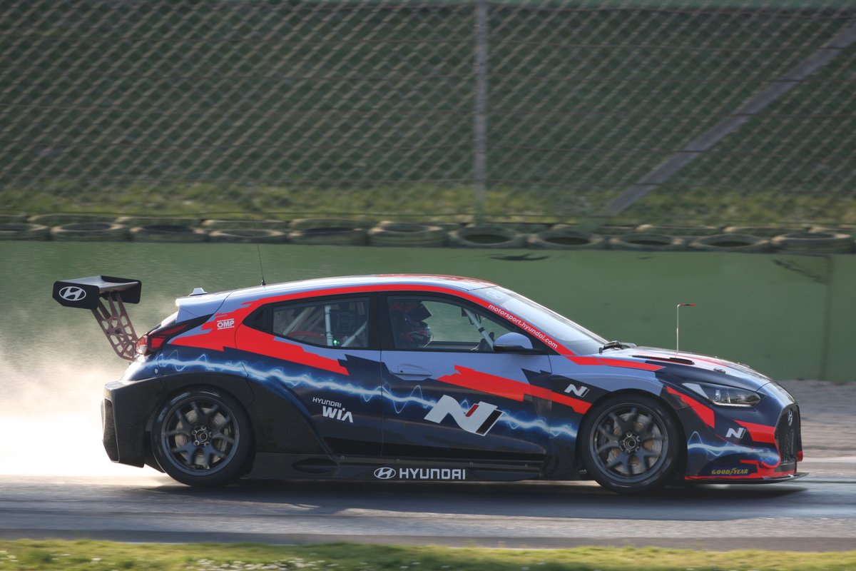 fiatcrworldtour's tweet photo. 🔋#ETCR testing keeps on at a frantic pace: 👨🔧#CUPRARacing and 👨🔧#HyundaiMotorsport moved to Italy for three days at 🏁#AutodromoVallelunga.
WATCH IMAGES▶️https://t.co/T850ETIcTZ
#TCR #TCRseries #motorsport #PureETCR #Vallelunga @HMSGOfficial @Cupraracing @Vallelunga @pure_etcr https://t.co/PnYe2UoWet