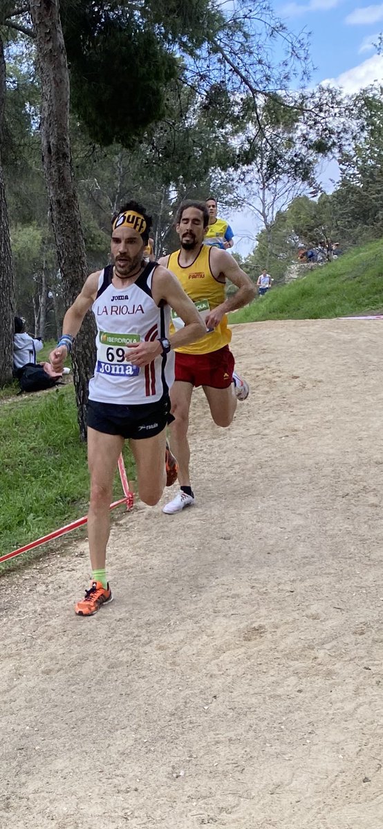 Todos los días no son los mejores días!!

Cuando se junta un día jodido en el trabajo, el estrés, el antibiótico y las cuestas de ayer hacen q hoy casi no haya podido ni menear las piernas........aun así, 14km con 6x1000 a 2:55 tirando de puro sufrimiento!!

Vaaaaaaaaaaaaaamos!