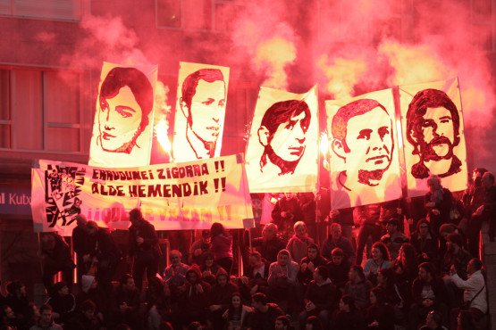 BETI GOGOAN!!! 
HERRIAK EZ DU BARKATUKO!!!
GORA LANGILEEN BORROKA!!!