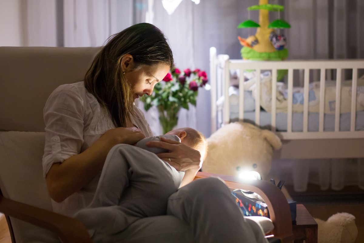 afrkml's tweet photo. Tau gak sii?
Hormon prolaktin pada busui meningkat terutama pada saat tengah malam. Itulah knp bayi sering bangun &amp; nangis tiap malam. Oleh sebab itu, tidur ibu dianjurkan mengikuti tidur bayi. Jahat tuh mitos ibu g boleh bobo siang. Adakah keluarganya yg masih percaya mitos itu? https://t.co/n6J5wWuIJ6