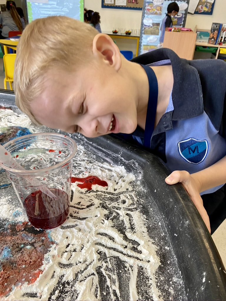 MTSFS_Gemma's tweet photo. This weeks investigation in FS2 has been a hit. The children predicted what would happen when you add Bicarb to Vinegar. They loved watching and listening to the popping and fizzing of the bubbles! #investigating #community #mtsstudents https://t.co/2LAVvswCkf