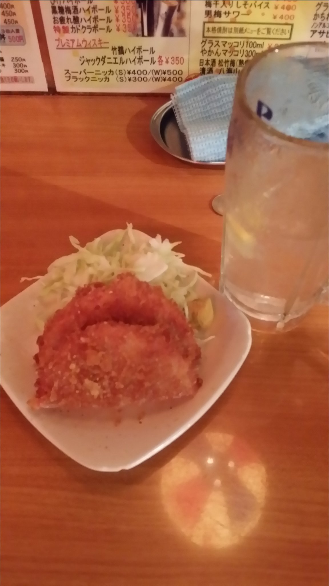 杏仁さんの飲み屋探訪 上野でサクッと飲むなら 立飲みカドクラ さん オススメはハムカツ こちらのハムカツの特徴は 赤ハムを4枚ミルフィーユのように重ねたものを揚げています サクサクとどこか懐かしさも感じる美味しさがあり ペロリと食べれ