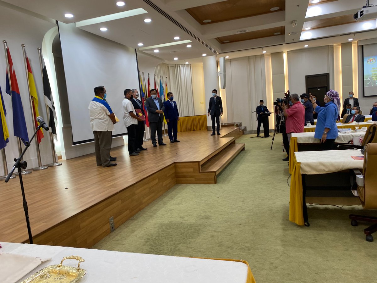 Majlis Penyerahan Surat Setuju Terima Projek Lebuhraya KBKK Pakej 2C3A Kok Lanas Ke Bukit Tiu oleh YB Menteri Kanan Kerja Raya kepada kontraktor Euro Saga Sdn Bhd di Bilik Mesyuarat Tanjung KKR
<a href="/CawJalanJKR/">Cawangan Jalan JKR Malaysia</a> 
<a href="/M_AminKasim/">Ir. Mohamed Amin Kasim</a> 
<a href="/UPK_ECER3/">Unit Projek Khas ECER 3 JKR</a>