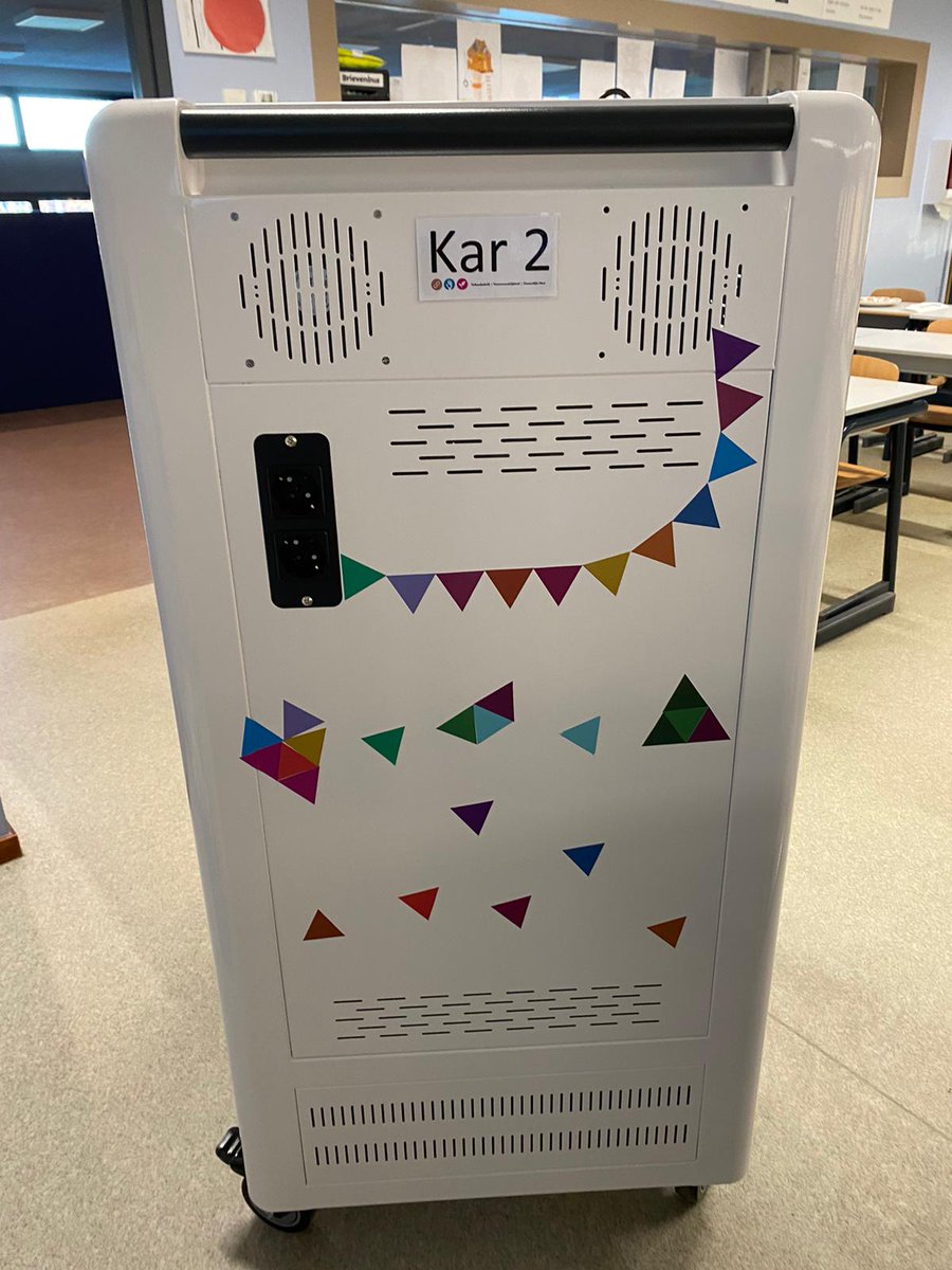 De Ds. G.H. Kerstenschool in Borssele heeft de Predia oplaadkar binnen. Hierin worden Chromebooks veilig opgeborgen en opgeladen. Maar de kar moest natuurlijk eerst versierd worden met de bijgeleverde stickers 🙂 #laatzeleren @hnieuwenhuijse