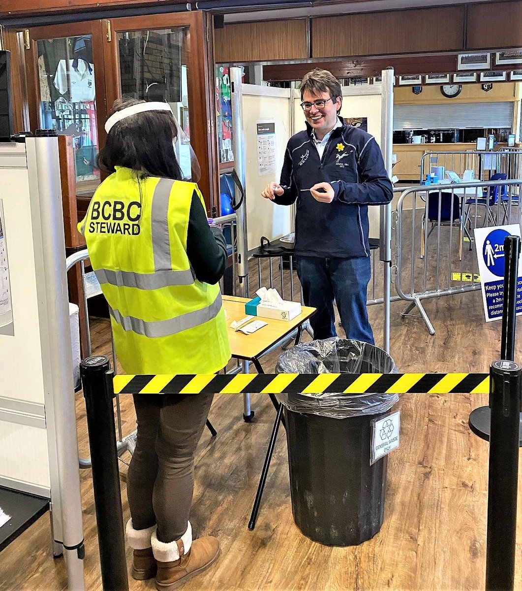 CBSPenybont's tweet photo. Mae profion cymunedol ar y gweill ar gyfer pobl HEB symptomau Covid-19 sy'n byw, gweithio neu'n astudio yn #Pîl #MynyddCynffig #Corneli #CefnCribwr
📍 Clwb Rygbi Mynydd Cynffig
⏲️ Llun - Gwener 9.30yb - 6.30yh Sad - Sul 10yb - 4yh
📸 Arweinydd y Cyngor Huw David yn cael prawf https://t.co/iCmgHvucj0