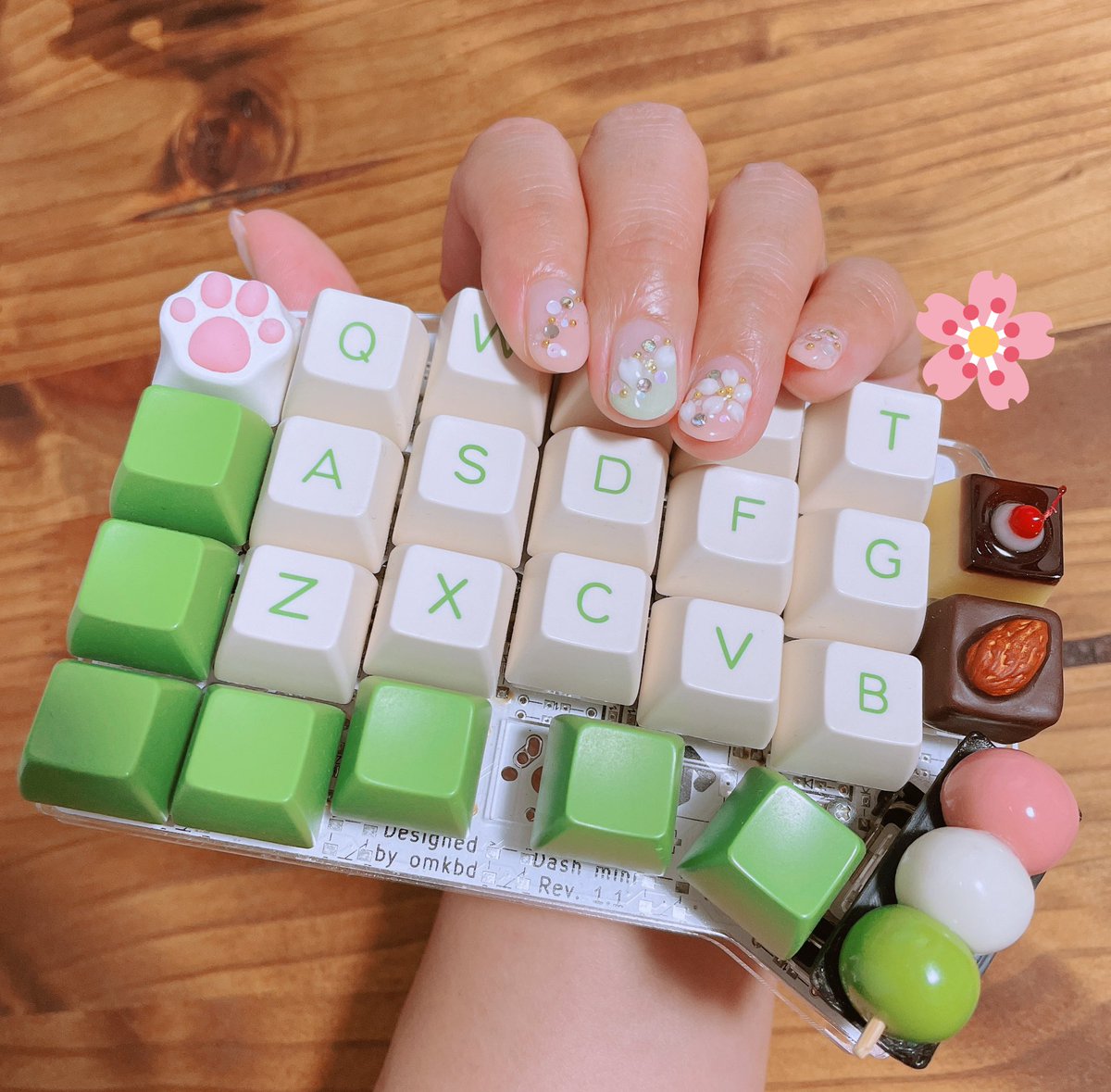 chownohi02's tweet image. 爪をキーボード色にしました🍡🌸 #自作キーボード #dashmini
