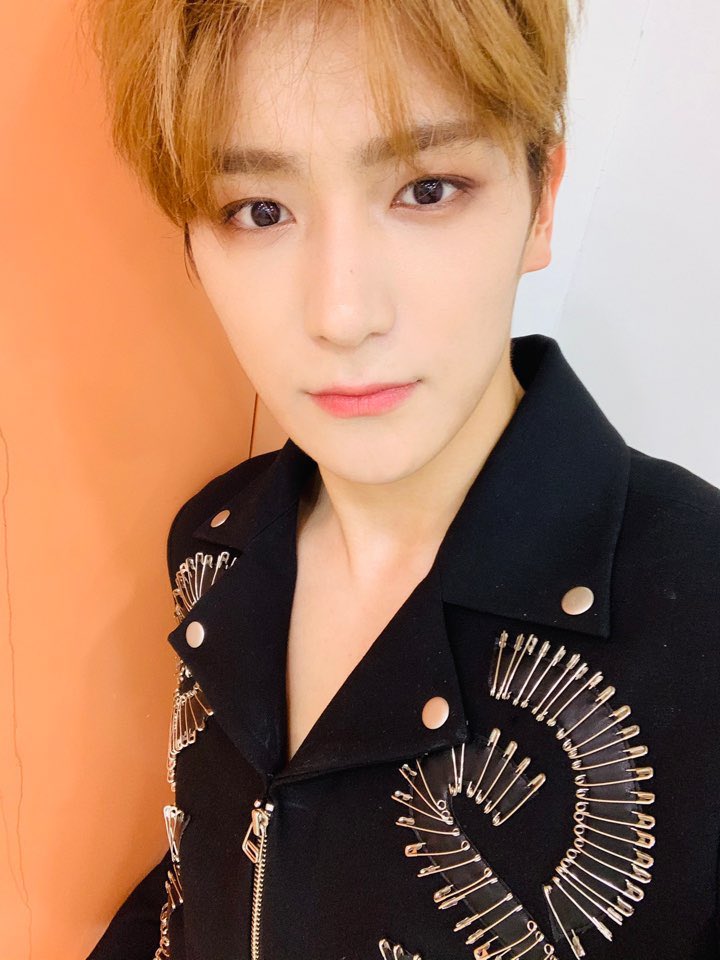 Three months late but I wish you a happy 2021. My first ever selca post in this not so brand new year says hi.