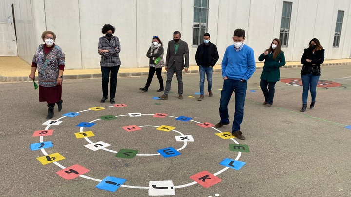 Educarm's tweet photo. Nuestros centros siguen desarrollando proyectos en el marco del programa 'Aire limpio' 🌬️

El colegio la Purísima Concepción del Esparragal de Puerto Lumbreras estrena ‘juegos sin contacto’. Diversión con distancia ↔️ social. 

ℹ️ https://t.co/rXStdMVVY7 https://t.co/ZFEuM951IN