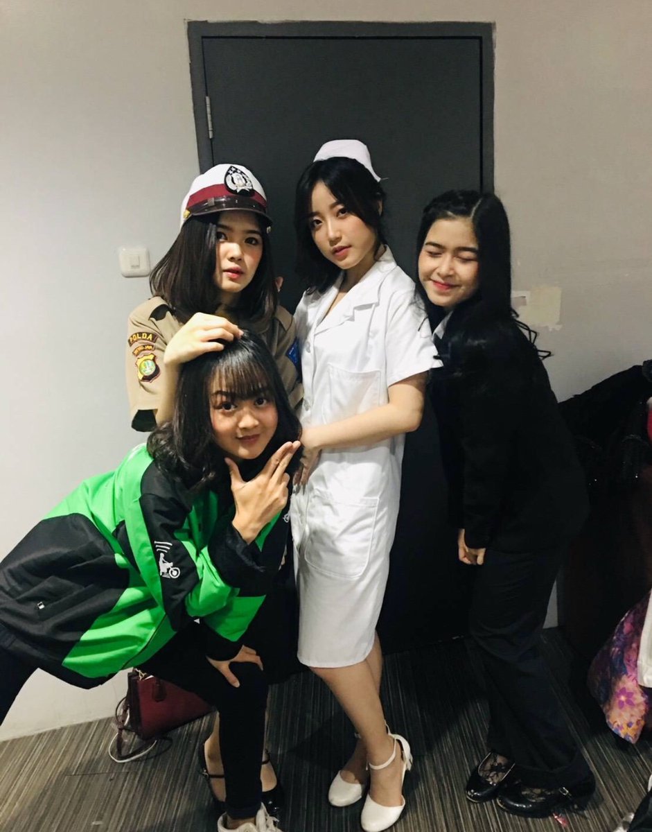 _JKT48TeamJ's tweet photo. Fajar tahun pertama. Gemoy banget masih ada kakmpries, hime dan dudut~ 

#FajarTahunKedua https://t.co/G2AgPHxP9H