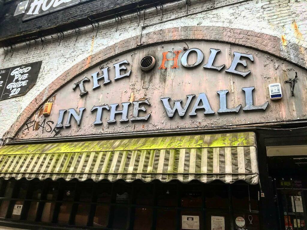 malumpfy's tweet photo. The ole in the wall, Waterloo.

#oleinthewall #holeinthewall #theholeinthewall #theoleinthewall #pub #boozer #publichouse #waterloo #waterloostation #mephamstreet #stationapproachroad #se1 #southbank #southbanklondon #london #london🇬🇧 #londonist #londonf… https://t.co/vf0rHG9KoR https://t.co/nZBMKq5McM