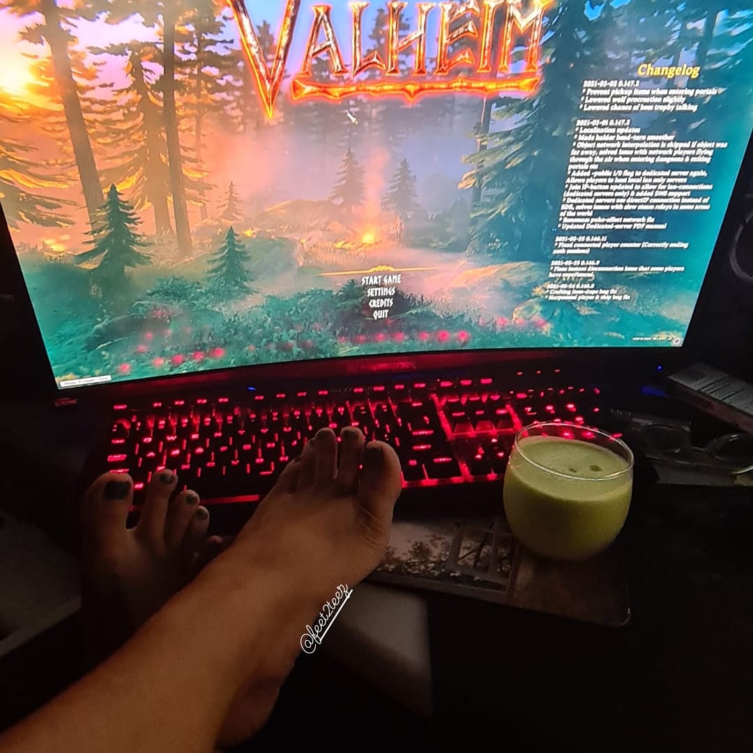 teezmemore's tweet photo. Jumping into the world of Vikings!!
.
.
.
.
.
----‐-----------------------------------------------------
#feet  #footplay #prettytoes #weekend #feetfetishworld #feetup  #feetpic #feetlovers #feetslave #gamerfeet #gamergirls #streamer #relaxing #noods  #valheim #pc #corsair https://t.co/I6mVM6R71p