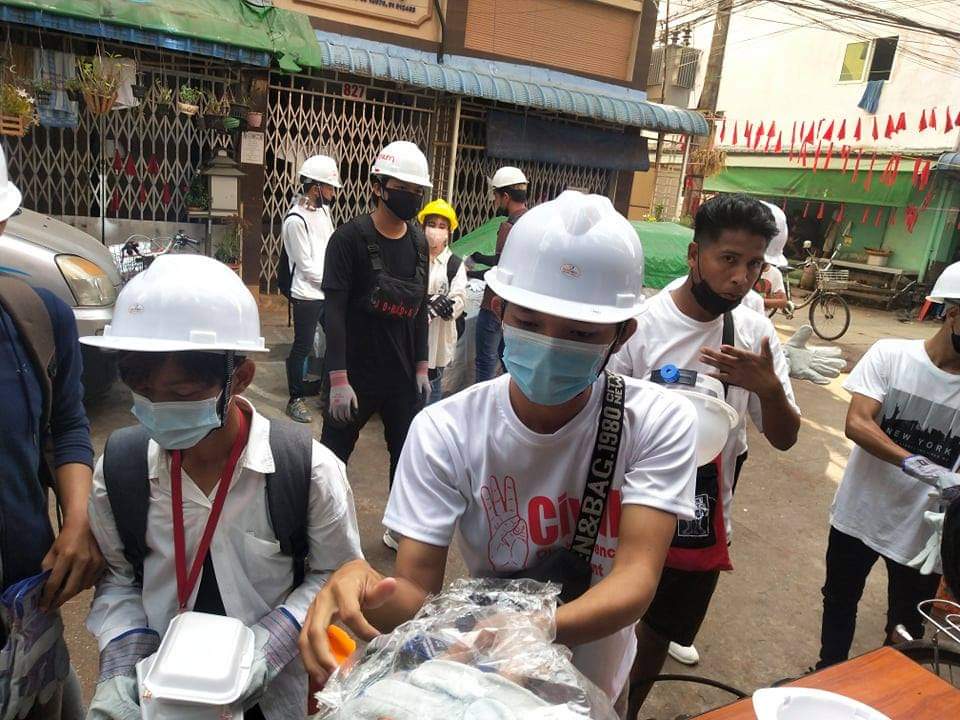 ThandarQueen's tweet photo. ပြည်သူအချင်းချင်းဘဲကာကွယ်နေရပြီ ငါတို့မှာ တရားမျှတမှုအတွက် တိုင်စရာစောင့်မျှော်ရင်း https://t.co/SQtZNwUPo9