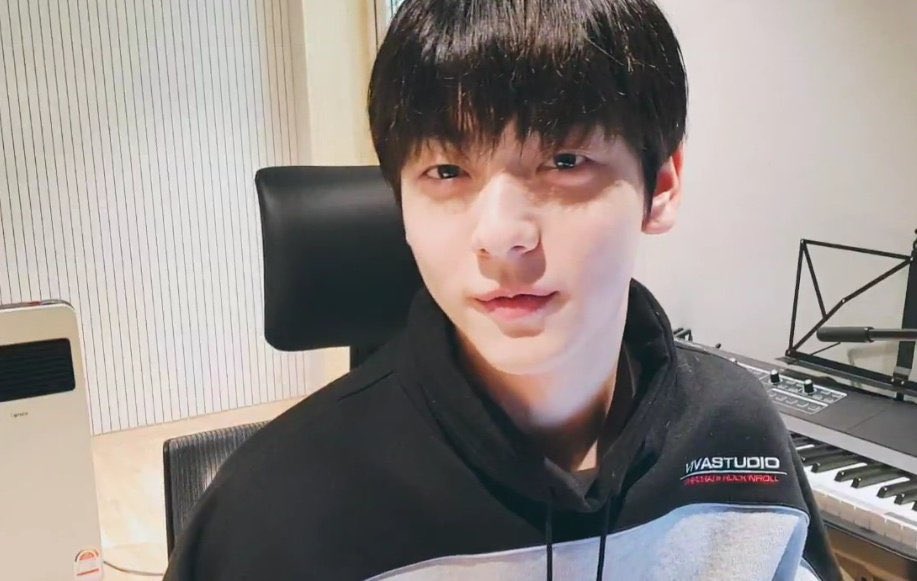 [030321] SB V Live yayınından~

Soobin, jaxwritessongs’un “ring pop” şarkısını çok sevdiğini söylemiş. Dinledikçe daha da çok sevmeye başlamış, sözlerinin çok güzel olduğundan ve bunun onun “iyileştirici şarkısı” haline geldiğinden bahsetmiş.

Cr.translatingTXT 
#TXT #SOOBIN